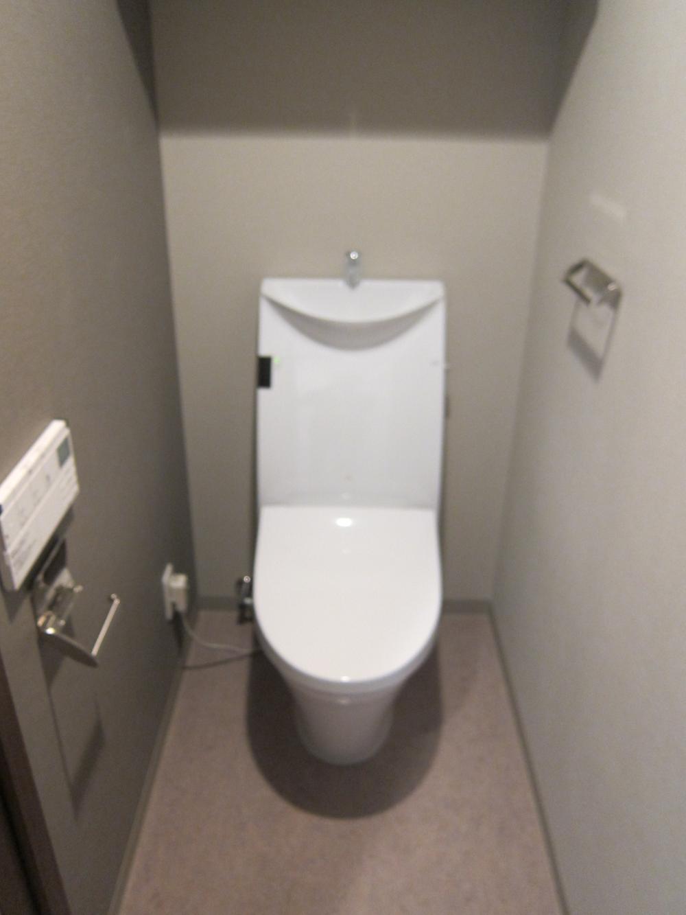 Toilet. Indoor (12 May 2013) Shooting