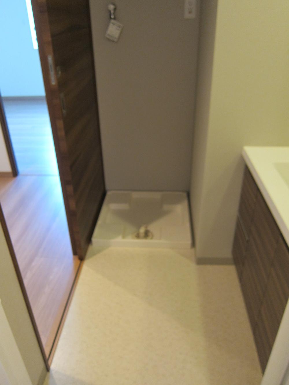 Wash basin, toilet. Indoor (12 May 2013) Shooting