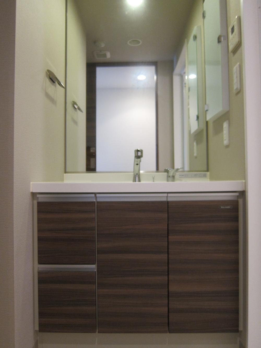 Wash basin, toilet. Indoor (12 May 2013) Shooting