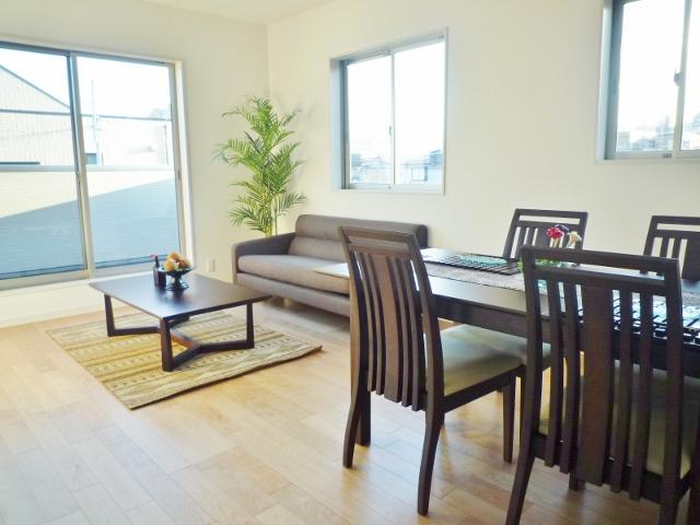 Living. Gentle grain and dense skin, Begins to brew the expression is soft air feeling of shine shining.  Flooring of living is Silex α paint!  Strong free wax care easy to scratch