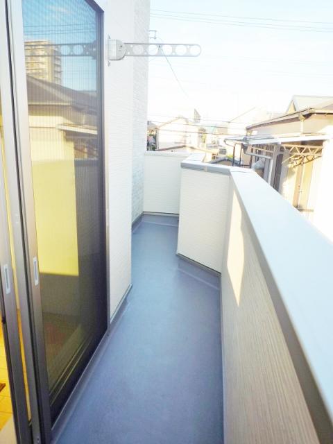 Balcony. A balcony that can enter and exit from the 2F of the living room is the best place to hang out the laundry