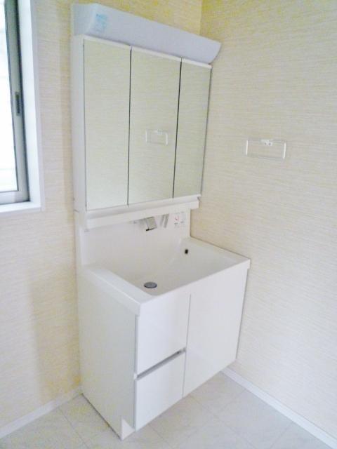 Wash basin, toilet. Depth compact stylish counter! All storage type mirror that can be stored in each mirror in the three-sided mirror