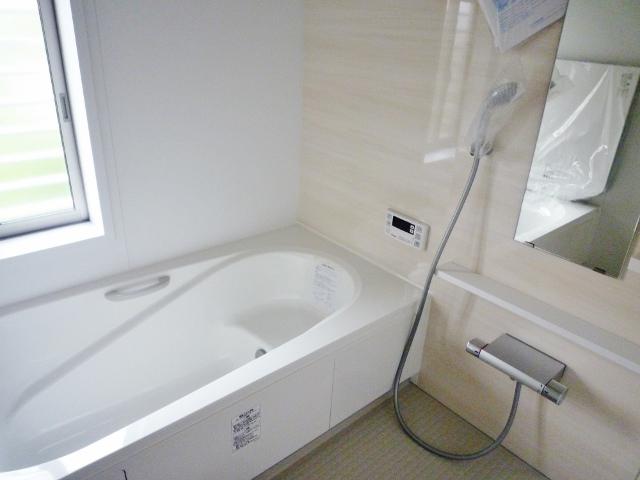 Bathroom. Uncluttered design features bathroom is a lot of help function of housework In addition to the clean thermo floor to overcome the coldness of the sole, It can also hang out Air Heating dryer with laundry to survive in the rainy season. 