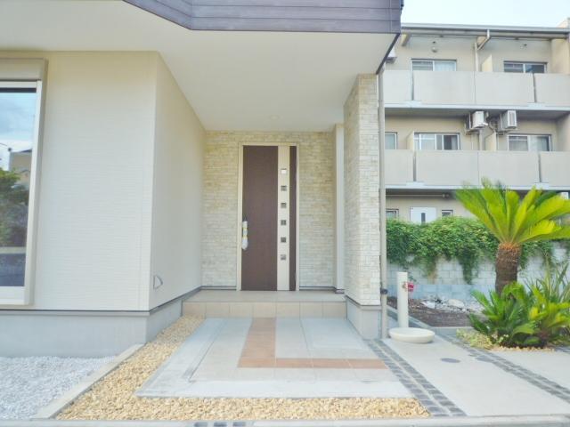 Entrance. Portable effortless spacious foyer