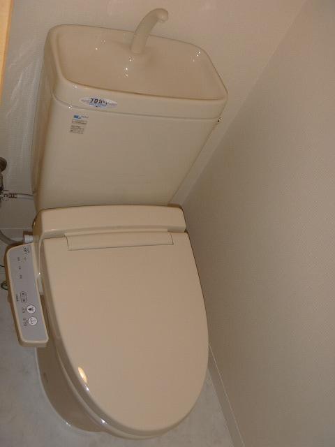 Toilet. Indoor (11 May 2013) Shooting