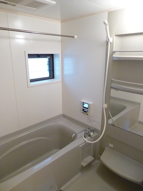 Bath. Pat ventilation with windows! Reheating bus with bathroom dryer