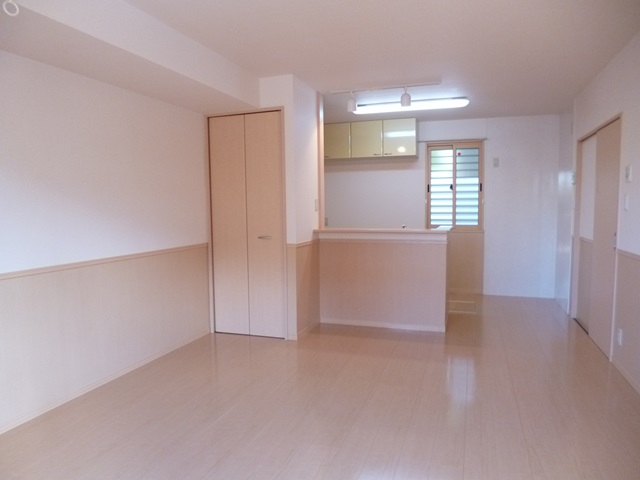 Living and room. Bright and tastefully decorated in the spandrel cross ・ ・ ・ 13.6 Pledge living