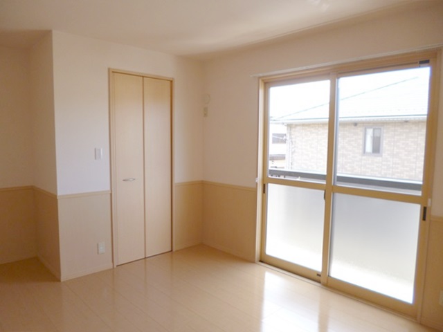 Living and room. Second floor of the Western-style is open at 7 Pledge & 7.75 Pledge and spread