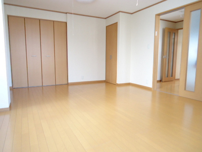 Living and room. Floor shiny ☆