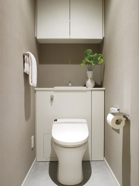 Bathing-wash room.  [Storage-integrated toilet and bidet] Water-saving type of storage-integrated toilet. On the toilet seat the rear of the cabinet, Low tank and feed water pipe, Built-in storage. With a wide space, Will be easier to clean around and the floor of the tank (excluding the premium dwelling unit). Also, Wireless remote-controlled hot water heating cleaning toilet seat, It has adopted a bidet of TOTO. (Model Room: Superior S-70O type)