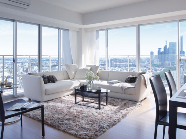 Living.  [living ・ dining] Saitama in the south new city center area, Impressive living is exhilarating views overlooking the low-rise residential area in Hikawa approach over to the east ・ dining. (Model Room type F-100E type / 19 Kaito in the model room)