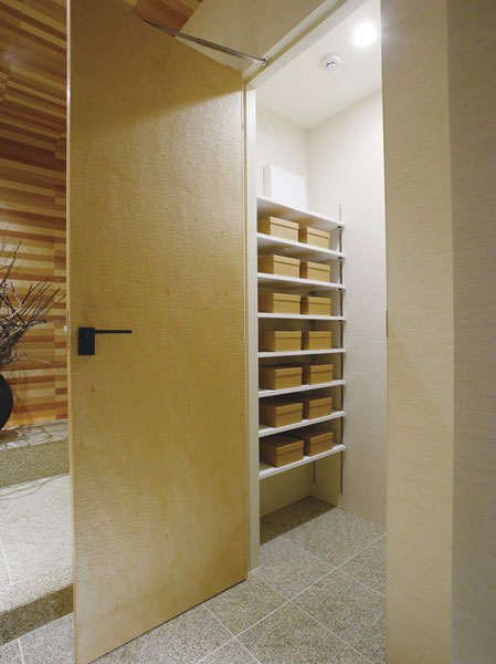 Receipt.  [Shoes in cloak] Footwear of your family is rich in Maeru large capacity. Stroller and snowboarding, Golf bag, etc. also put houses.  ※ Except for some residential units (same specifications)