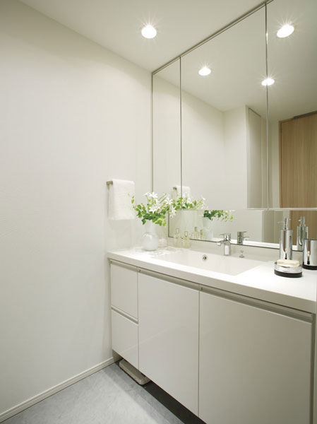 Bathing-wash room.  [Full of clean powder room] Convenient three-sided mirror to the grooming of the check. Ensure abundant storage space on the back ※ Except for some residential units. Also, Quality in faucets ・ function ・ Adopt a "Hansgrohe" manufactured by Germany with excellent design ※ Excluding the premium dwelling unit, It has adopted a "Blum" manufactured by Bull motion with slide housed in the housing under the sink bowl. (Model Room: Superior S-70O type)