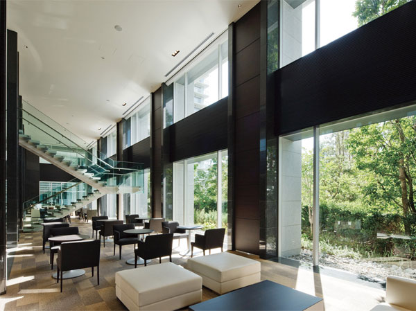 Shared facilities.  [Owner's Lounge] Overlooking the Flower Garden, Owner's Lounge Forest Tower. table ・ Arranged chair, Relax you while admiring the views of the Flower Garden. Glass staircase handrail, It continues to the second floor of the owner's library. (F Building 1F)