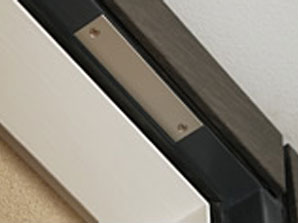 Security.  [Installing the security sensors at the entrance of all dwelling units] Installing the security sensors in the front door of the dwelling unit. Upon sensing an abnormal, It sounds an alarm from the hands-free intercom in the dwelling unit, And automatically reported to the security company.  ※ Is also provided on the balcony window portion of 3F and 30F dwelling unit (same specifications)