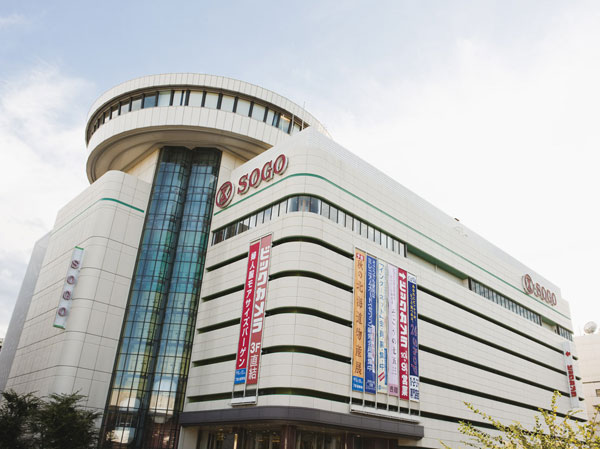 Surrounding environment. Sogo Omiya (a 12-minute walk ・ About 910m) enhancement also clinics and salon in the main building. It also contains Bic Camera in the parking hall connected by a walkway.