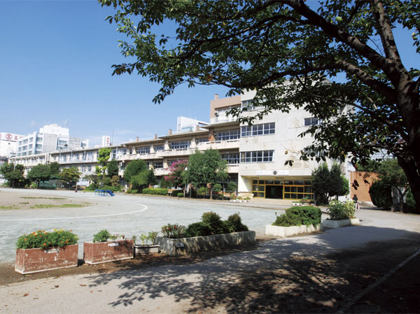 Surrounding environment. Omiya Elementary School (2-minute walk ・ About 120m) 2 minute walk to elementary school. Also a 2-minute walk from the Omiya kindergarten (about 110m), Educational environment of worry childcare.