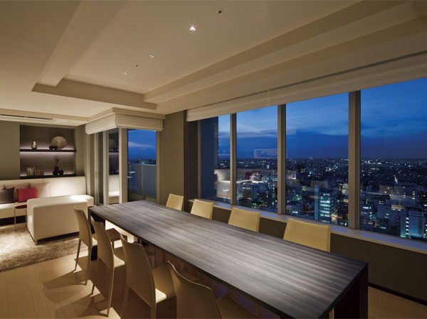 Buildings and facilities. View lounge "The the exhilarating panoramic views can be enjoyed ・ Forest "(F Building 27F) Ya, Available for free in the morning from 5:00 to 12 pm "fitness gym" (F Building B1F), etc., Versatile and high utility value shared facilities are available. (View lounge photo / F Building 27F)