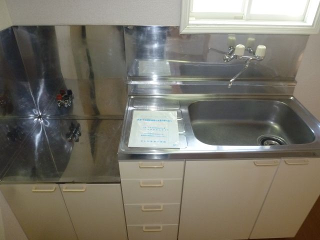 Kitchen. Two-burner stove can be installed