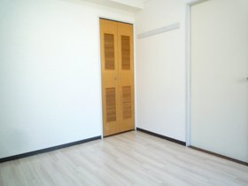 Living and room. Western-style closet with storage to pledge 5.3.