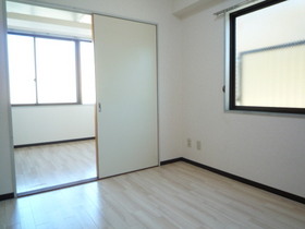 Living and room. 2 rooms connected by can also be used.