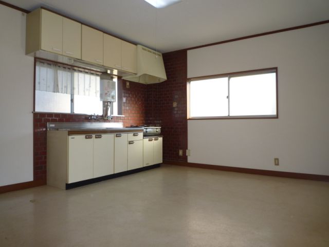 Living and room. Large dining. 