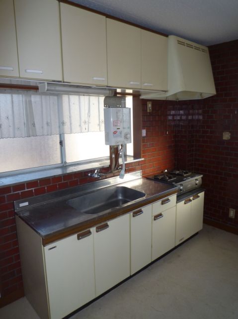 Kitchen. Spacious kitchen. Easy cook