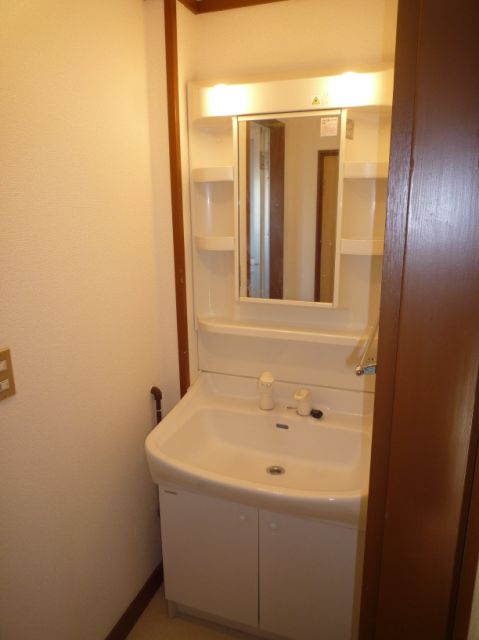 Washroom. Independent washbasin