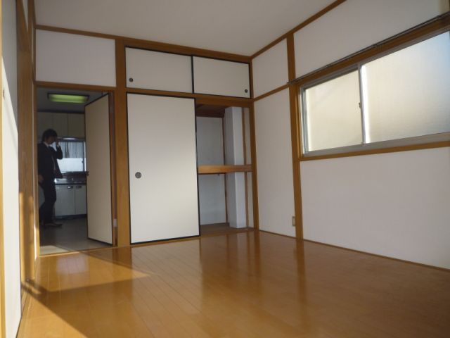 Living and room. Ventilation is also good because there is a two-way window