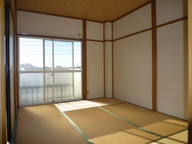 Living and room. It is settle tatami rooms. 