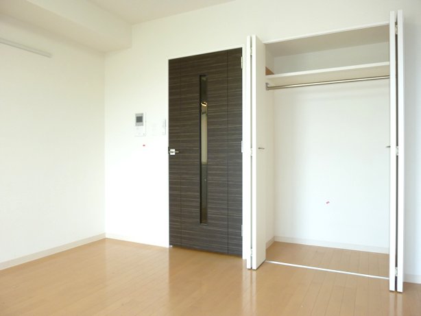 Receipt. Plenty of closet of tall size