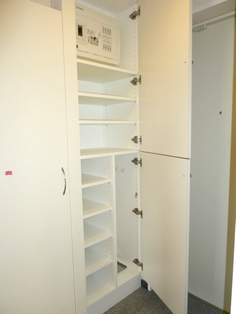 Entrance. Shoe box can be stored a lot up and down