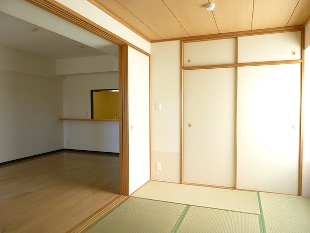 Other room space. Bright gouty good 6 Pledge Japanese-style two-sided lighting can be taken