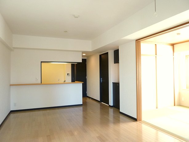 Living and room. Bright-facing balcony 14.2 Pledge of spacious LDK