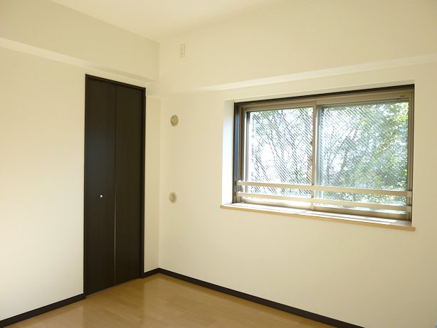 Other room space. Bright 5 Pledge Western-style with Minamimado ・ It will be healed in the green of the trees