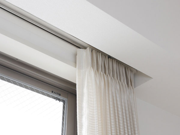 Living.  [Curtain box] Curtain rail Des Table, The curtain box to be clean and contained the curtain was provided on the window of the living room. (Except for some)