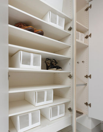 Interior.  [Thor type footwear input] The entrance, Shoes, of course, Thor type footwear input that can be enough to hold up umbrellas and accessories. You can clean and use around the entrance.
