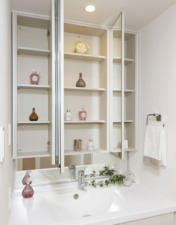 Bathing-wash room.  [Three-sided mirror back storage / Bowl-integrated counter] The back of the wide triple mirror, It was provided with a storage space of the cabinet type. You can organize the clutter around basin with abundant storage capacity. Also, Counter top and sink bowl of integrally formed, Beautiful and it looks because there is no joint, Cleaning is easy.