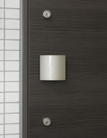 Security.  [Progressive cylinder key peace of mind in the double lock specification] Along with the copy of the key to adopt difficult progressive cylinder key, Sickle dead lock is to protect the door from a variety of external force against the door head. Also, Open lock has adopted a difficult thumb once measures Tablets by thumb. (Photo double lock / Same specifications)