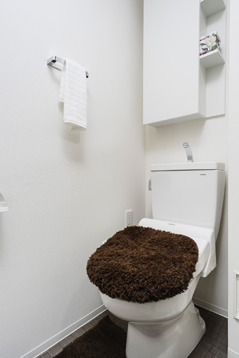 Bathing-wash room.  [Water-saving toilet system] Water-saving toilet firm can flow with less water. Easy to clean because the dirt has become difficult to specifications that sticks.