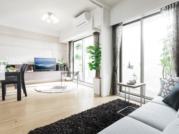 Interior.  [living ・ dining] It pours plenty of sunshine, Wherever pleasant comfortable living space.