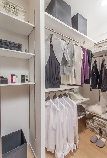 Interior.  [Excellent functionality, Abundant storage space] It provided the entrance to the two places of the corridor and the main bedroom, Including the easy-to-use "family Cloak", A storage capacity "walk-in closet.", A depth that was installed a two-stage hanger "closet". others, A "pantry" and wide of the kitchen "entrance storage", etc., We firmly ensure a wide range of storage space. (Photo is a family-cloak)