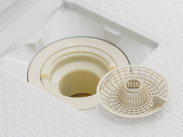 Bathing-wash room.  [Cleaning Ease drainage port] It also is thrown away easily in the "Raku poi hair catcher" accumulated hair.