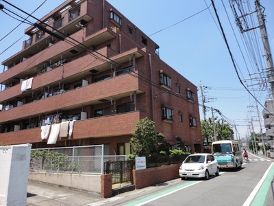 Building appearance. On the other hand along the road of traffic