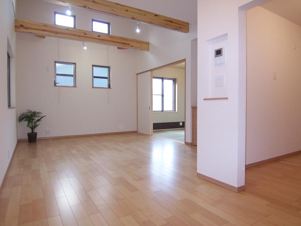 Living. By using the difference in level between the cubic storage, Ensure the atrium ceiling height of 3.8m in the living room. Sunlight pouring from a high window will produce bright and open to the moments of reunion.