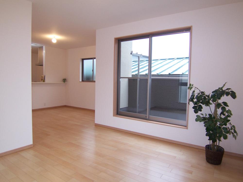 Living. Achieve a 19 quires of LDK using the second floor which is the center of the house to the wide. While separating casually living and dining draw a bright and open space of the three-sided lighting.