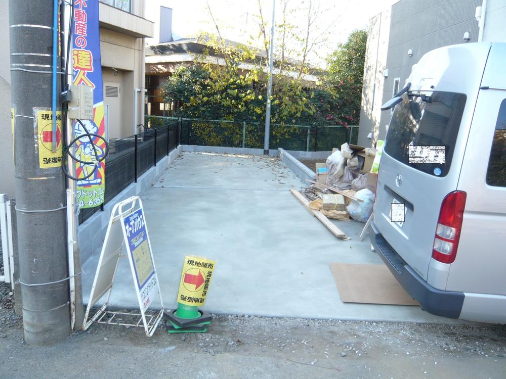 Parking lot. ◇ 3 single car space!