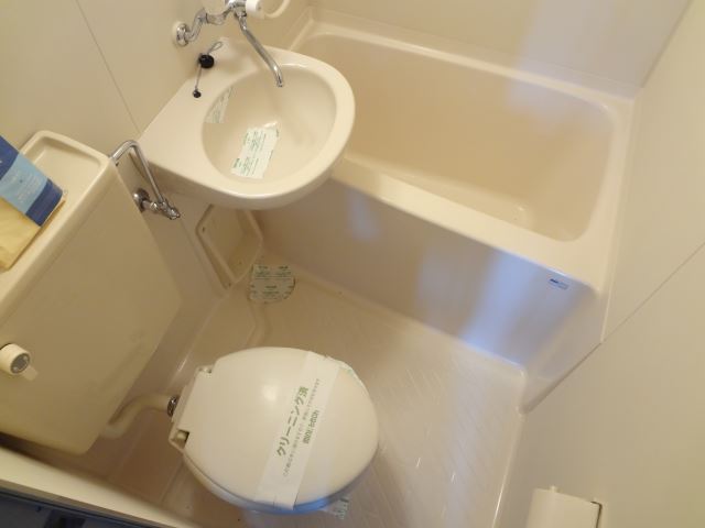 Bath. This unit bus with cleanliness.