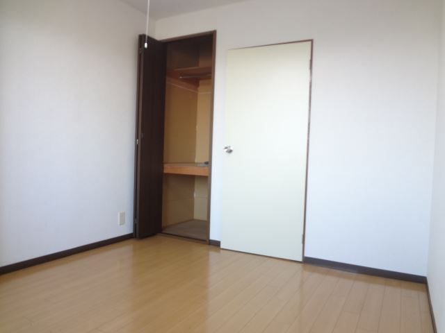 Living and room. Day is a good Western-style.