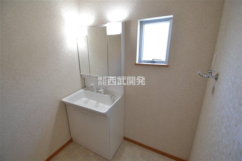 Wash basin, toilet. 1 Building wash room